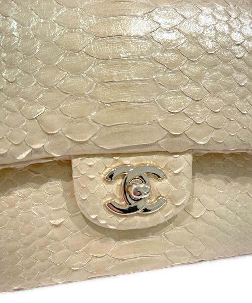 CHANEL（シャネル）CHANEL (シャネル) パイソンダブルフラプマトラッセ25/classic double flap/チェーンショルダーバッグ パールホワイト サイズ:25の古着・服飾アイテム