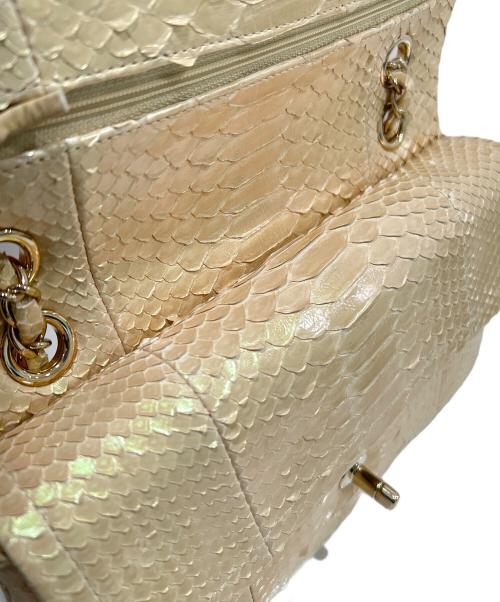 CHANEL（シャネル）CHANEL (シャネル) パイソンダブルフラプマトラッセ25/classic double flap/チェーンショルダーバッグ パールホワイト サイズ:25の古着・服飾アイテム