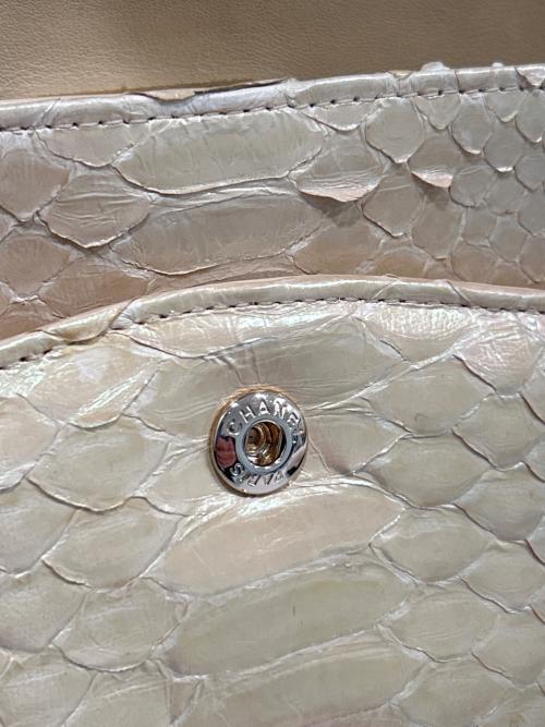 CHANEL（シャネル）CHANEL (シャネル) パイソンダブルフラプマトラッセ25/classic double flap/チェーンショルダーバッグ パールホワイト サイズ:25の古着・服飾アイテム