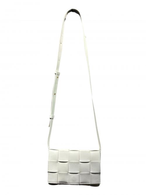 BOTTEGA VENETA（ボッテガベネタ）BOTTEGA VENETA (ボッテガベネタ) カセットショルダーバッグ ホワイト サイズ:-の古着・服飾アイテム