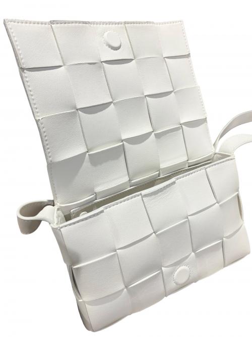 BOTTEGA VENETA（ボッテガベネタ）BOTTEGA VENETA (ボッテガベネタ) カセットショルダーバッグ ホワイト サイズ:-の古着・服飾アイテム