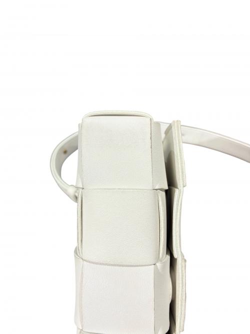 BOTTEGA VENETA（ボッテガベネタ）BOTTEGA VENETA (ボッテガベネタ) カセットショルダーバッグ ホワイト サイズ:-の古着・服飾アイテム