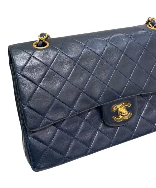 CHANEL（シャネル）CHANEL (シャネル) マトラッセ25 Wフラップチェーンショルダーバッグ ネイビーの古着・服飾アイテム