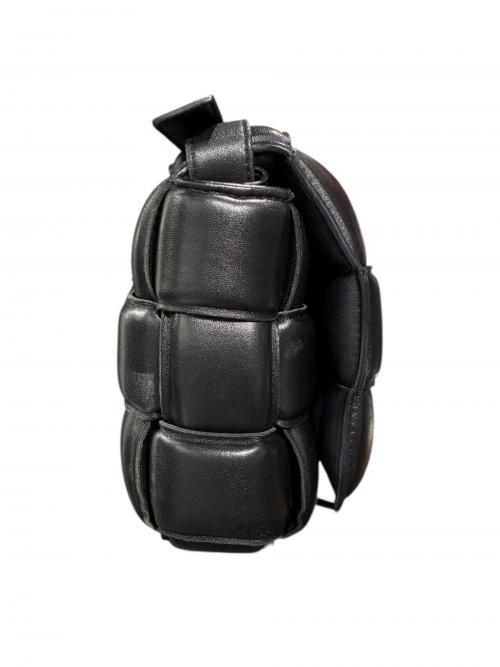 BOTTEGA VENETA（ボッテガベネタ）BOTTEGA VENETA (ボッテガベネタ) パデットカセットショルダーバッグ ブラック サイズ:-の古着・服飾アイテム