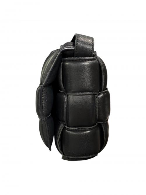 BOTTEGA VENETA（ボッテガベネタ）BOTTEGA VENETA (ボッテガベネタ) パデットカセットショルダーバッグ ブラック サイズ:-の古着・服飾アイテム