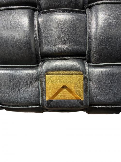 BOTTEGA VENETA（ボッテガベネタ）BOTTEGA VENETA (ボッテガベネタ) パデットカセットショルダーバッグ ブラック サイズ:-の古着・服飾アイテム