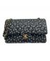 CHANEL（シャネル）の古着「Matelassé All Over Logo Chain Shoulder Bag/マトラッセ25 wフラップ チェーンショルダーバッグ」｜ブラック×G金具