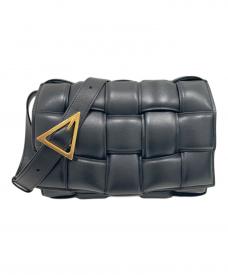 BOTTEGA VENETAボッテガベネタ）の古着「Padded Cassette Shoulder Bag Intrecciato Leather/パデッドカセットショルダーバッグ/591970 VCQR1 8425」｜ブラック
