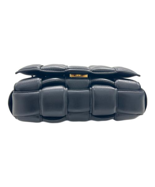 BOTTEGA VENETA（ボッテガベネタ）BOTTEGA VENETA (ボッテガベネタ) Padded Cassette Shoulder Bag Intrecciato Leather/パデッドカセットショルダーバッグ/591970 VCQR1 8425 ブラックの古着・服飾アイテム