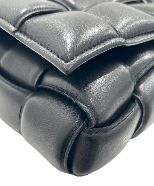 BOTTEGA VENETA（ボッテガベネタ）BOTTEGA VENETA (ボッテガベネタ) Padded Cassette Shoulder Bag Intrecciato Leather/パデッドカセットショルダーバッグ/591970 VCQR1 8425 ブラックの古着・服飾アイテム