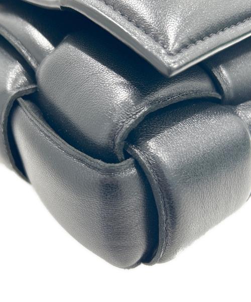 BOTTEGA VENETA（ボッテガベネタ）BOTTEGA VENETA (ボッテガベネタ) Padded Cassette Shoulder Bag Intrecciato Leather/パデッドカセットショルダーバッグ/591970 VCQR1 8425 ブラックの古着・服飾アイテム