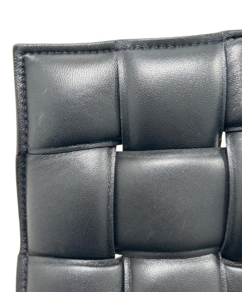 BOTTEGA VENETA（ボッテガベネタ）BOTTEGA VENETA (ボッテガベネタ) Padded Cassette Shoulder Bag Intrecciato Leather/パデッドカセットショルダーバッグ/591970 VCQR1 8425 ブラックの古着・服飾アイテム