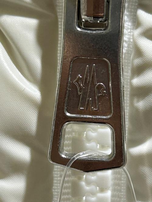 MONCLER（モンクレール）MONCLER (モンクレール) FREVILLE/ダウンジャケット シルバー×ホワイト サイズ:2の古着・服飾アイテム