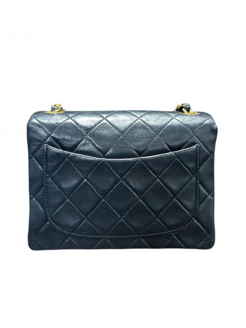 CHANEL（シャネル）CHANEL (シャネル) チェーンショルダーバッグ 	ミニマトラッセ ブラック×ゴールド金具 サイズ:ミニ/miniの古着・服飾アイテム