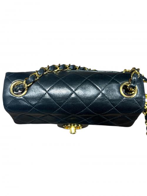 CHANEL（シャネル）CHANEL (シャネル) チェーンショルダーバッグ 	ミニマトラッセ ブラック×ゴールド金具 サイズ:ミニ/miniの古着・服飾アイテム
