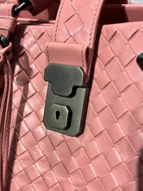 BOTTEGA VENETA（ボッテガベネタ）BOTTEGA VENETA (ボッテガベネタ) イントレチャート2WAYショルダーバッグ ピンク サイズ:-の古着・服飾アイテム