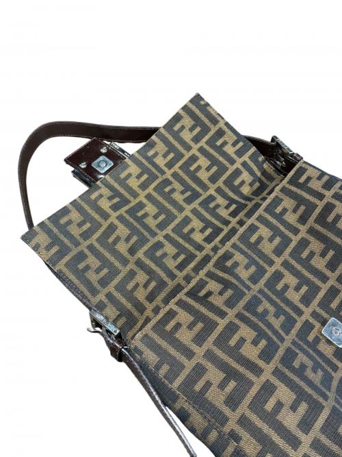 FENDI（フェンディ）FENDI (フェンディ) ショルダーバッグ ブラウンの古着・服飾アイテム