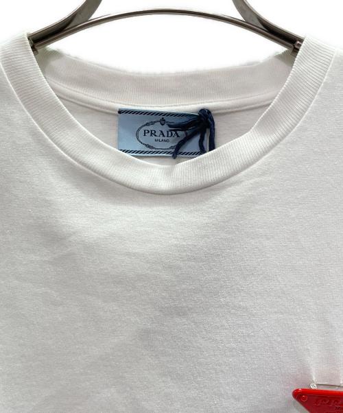 PRADA（プラダ）PRADA (プラダ) トライアングルピンバッジロゴTシャツ ホワイト サイズ:S 未使用品の古着・服飾アイテム