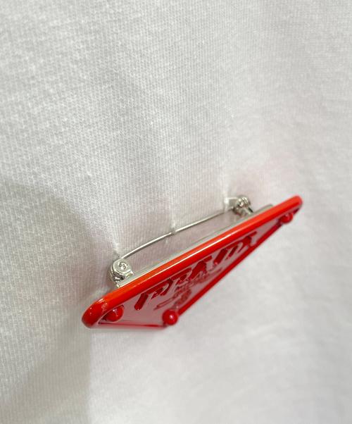 PRADA（プラダ）PRADA (プラダ) トライアングルピンバッジロゴTシャツ ホワイト サイズ:S 未使用品の古着・服飾アイテム