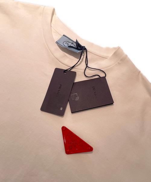 PRADA（プラダ）PRADA (プラダ) トライアングルピンバッジロゴTシャツ ホワイト サイズ:S 未使用品の古着・服飾アイテム