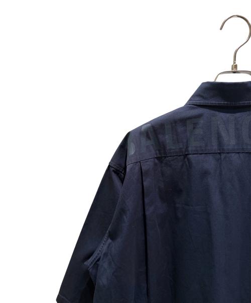 BALENCIAGA（バレンシアガ）BALENCIAGA (バレンシアガ) バックロゴプリント半袖シャツ ネイビー サイズ:37の古着・服飾アイテム