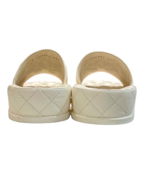 CHANEL（シャネル）CHANEL (シャネル) ココマーク マトラッセ ミュール サンダル ホワイト サイズ:35の古着・服飾アイテム