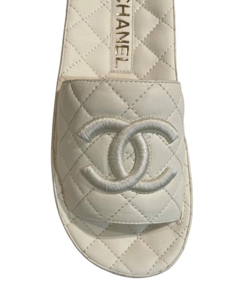 CHANEL（シャネル）CHANEL (シャネル) ココマーク マトラッセ ミュール サンダル ホワイト サイズ:35の古着・服飾アイテム