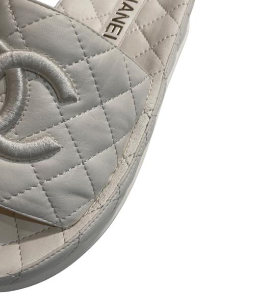CHANEL（シャネル）CHANEL (シャネル) ココマーク マトラッセ ミュール サンダル ホワイト サイズ:35の古着・服飾アイテム