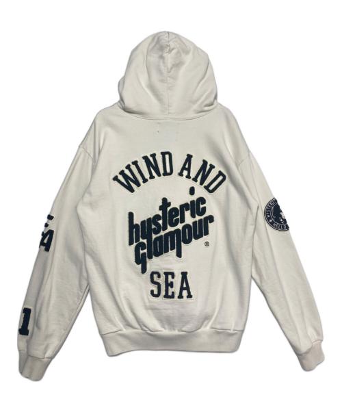 Hysteric Glamour（ヒステリックグラマー）Hysteric Glamour (ヒステリックグラマー) WIND AND SEA (ウィンダンシー) HYS WDS ロゴ刺繍 バック HYS SEA ワッペン フーディ ホワイト サイズ:Mの古着・服飾アイテム