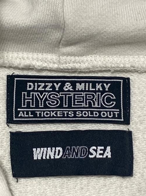Hysteric Glamour（ヒステリックグラマー）Hysteric Glamour (ヒステリックグラマー) WIND AND SEA (ウィンダンシー) HYS WDS ロゴ刺繍 バック HYS SEA ワッペン フーディ ホワイト サイズ:Mの古着・服飾アイテム