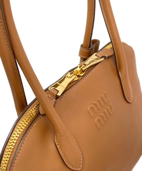 MIU MIU（ミュウミュウ）MIU MIU (ミュウミュウ) ハンドバッグ ブラウン(コニャック)の古着・服飾アイテム