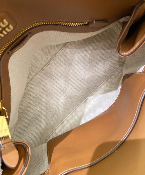 MIU MIU（ミュウミュウ）MIU MIU (ミュウミュウ) ハンドバッグ ブラウン(コニャック)の古着・服飾アイテム