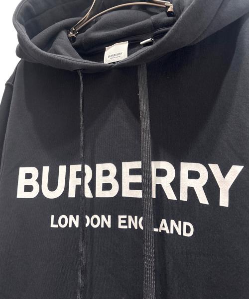 BURBERRY（バーバリー）BURBERRY (バーバリー) ポルタープリント ロゴ プルオーバーフーディー ブラック サイズ:Ｍの古着・服飾アイテム