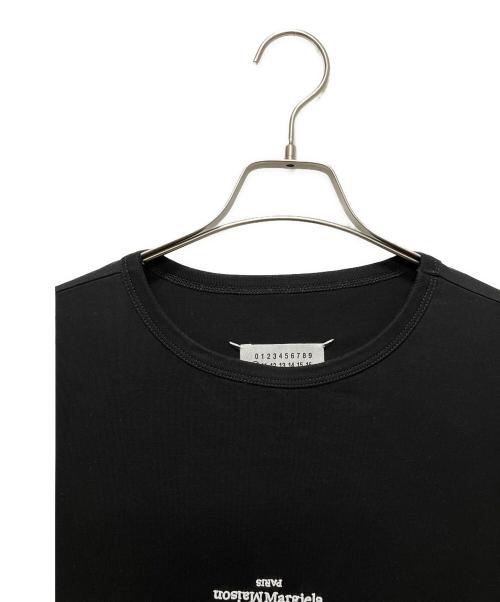 Maison Margiela（メゾンマルジェラ）Maison Margiela (メゾンマルジェラ) ディストーテッド ロゴ TシャツリバースロゴTシャツ ブラック サイズ:50の古着・服飾アイテム