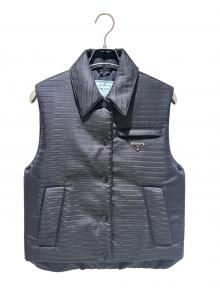PRADA（プラダ）の古着「Triangle Logo Vest/トライアングルロゴプレートベスト/291998」｜ブラック