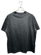 LOUIS VUITTONルイ ヴィトン）の古着「エンボスLVロゴTシャツ/RM232Q DT3 HNY55W」｜ブラック