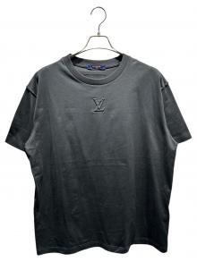 LOUIS VUITTON（ルイ ヴィトン）の古着「エンボスLVロゴTシャツ/RM232Q DT3 HNY55W」｜ブラック