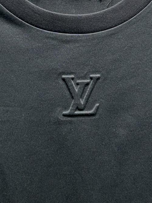 LOUIS VUITTON（ルイ ヴィトン）LOUIS VUITTON (ルイ ヴィトン) エンボスLVロゴTシャツ/RM232Q DT3 HNY55W ブラック サイズ:Lの古着・服飾アイテム