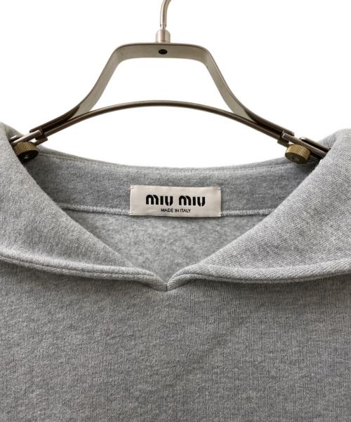 MIU MIU（ミュウミュウ）MIU MIU (ミュウミュウ) ロゴエンブロイダリーセラーカラースウェット ライトグレー サイズ:XSの古着・服飾アイテム