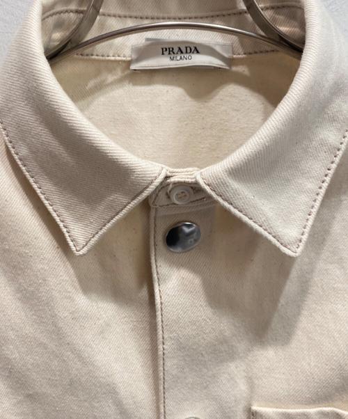PRADA（プラダ）PRADA (プラダ) オーバーサイズ三角プレートデニムシャツ アイボリー サイズ:Ｓの古着・服飾アイテム