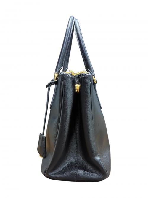 PRADA（プラダ）PRADA (プラダ) ガレリア サフィアーノレザー ミディアムバッグ ブラック サイズ:ミディアムの古着・服飾アイテム