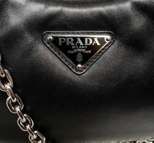 PRADA（プラダ）PRADA (プラダ) ソフトパデッドナッパレザーショルダーバッグ ブラックの古着・服飾アイテム