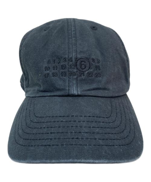 MM6 Maison Margiela（エムエムシックスメゾンマルジェラ）MM6 Maison Margiela (エムエムシックスメゾンマルジェラ) ナンバリングロゴ刺繍キャップ ブラック サイズ:Lの古着・服飾アイテム