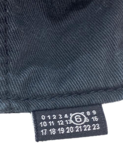 MM6 Maison Margiela（エムエムシックスメゾンマルジェラ）MM6 Maison Margiela (エムエムシックスメゾンマルジェラ) ナンバリングロゴ刺繍キャップ ブラック サイズ:Lの古着・服飾アイテム