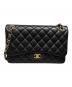 CHANEL（シャネル）の古着「Wフラップチェーンショルダーバッグ/デカマトラッセ」｜ブラック