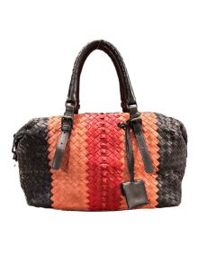 BOTTEGA VENETA（ボッテガベネタ）の古着「イントレチャートハンドバッグ」｜ブラック×ピンク