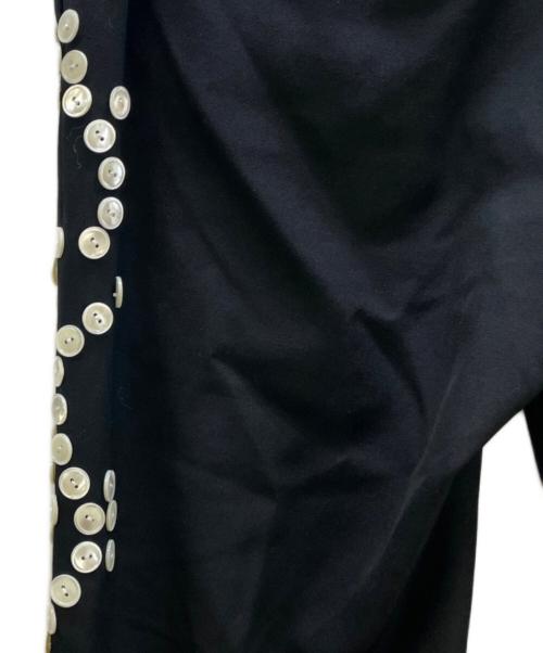 COMME des GARCONS HOMME PLUS（コムデギャルソンオムプリュス）COMME des GARCONS HOMME PLUS (コムデギャルソンオムプリュス) 23AW デコラティブボタンパンツ ブラック サイズ:Mの古着・服飾アイテム