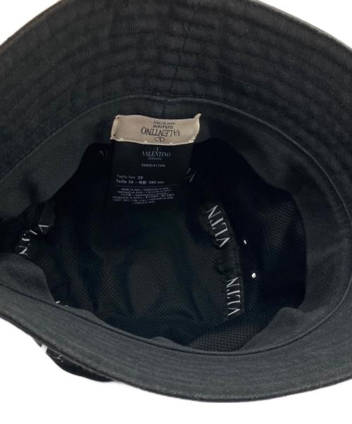 VALENTINO（ヴァレンティノ）VALENTINO (ヴァレンティノ) VLTNロゴコットンキャンバスバケットハット ブラックの古着・服飾アイテム