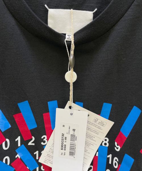 Maison Margiela（メゾンマルジェラ）Maison Margiela (メゾンマルジェラ) オーバーサイズカレンダータググラフィックTシャツ ブラック サイズ:48の古着・服飾アイテム