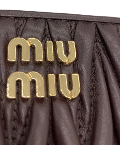 MIU MIU（ミュウミュウ）MIU MIU (ミュウミュウ) コインケース マテラッセ ブラウンの古着・服飾アイテム
